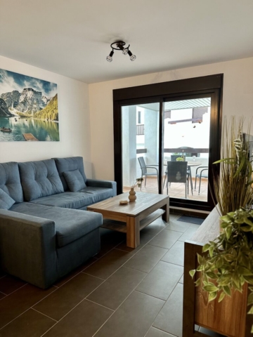 Woonkamer met toegang balkon